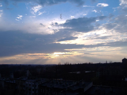 Zdjęcie z kwietnia 2006 #chmury #drzewa #góry #krajobrazy #niebo #zdjęcia #zachód #słońca #ZachódSłońca #samochód #humor