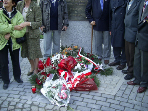 Wieńce i wiązanki kwiatów złozone przez delegacje pod pomnikiem czołgisty. #Militaria #Imprezy