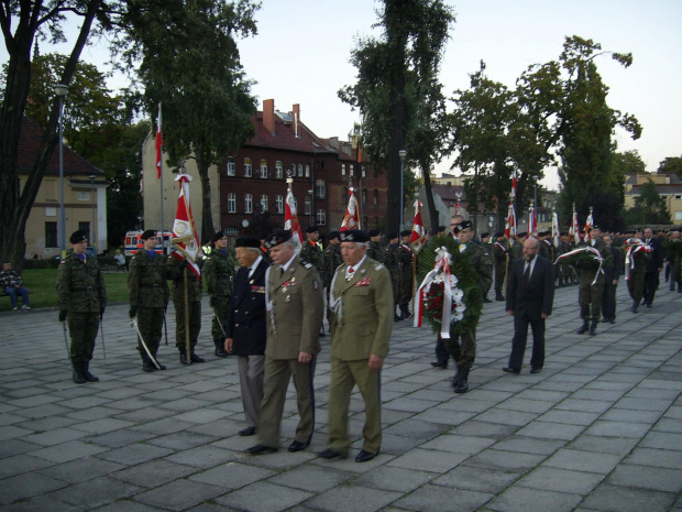 Delegacja w składzie
D-ca Dywizji gen.dyw. Paweł Lamla, były Prezes żołnierzy 1 DPanc Witold Deimel, gen bryg. Edward Łańcucki za chwilę złoży wieniec pod tablicą gen Maczka.. #Militaria #Imprezy #Plenerowe