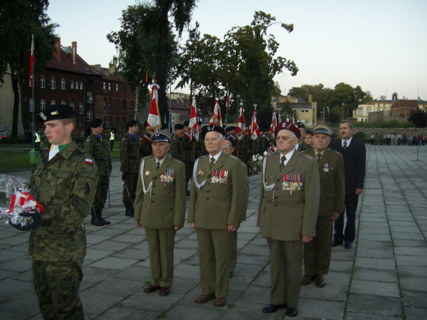 Delegacja Kombatantów RP i byłych więźniów politycznych z Franciszkiem Karolem z prawej #Militaria #Imprezy #Plenerowe