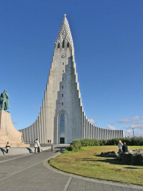 Katedra w kształcie sopla lodu w Reykjaviku