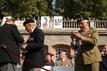 Gen. dyw. rez. Adam Rębacz Prezes ZG ZBZZ i ORWP wręczył medale pamiątkowe Witoldowi Deimlowi i gen bryg w st.spocz. Edwardowi Łańcuckiemu. #Militaria #Imprezy #Plenerowe