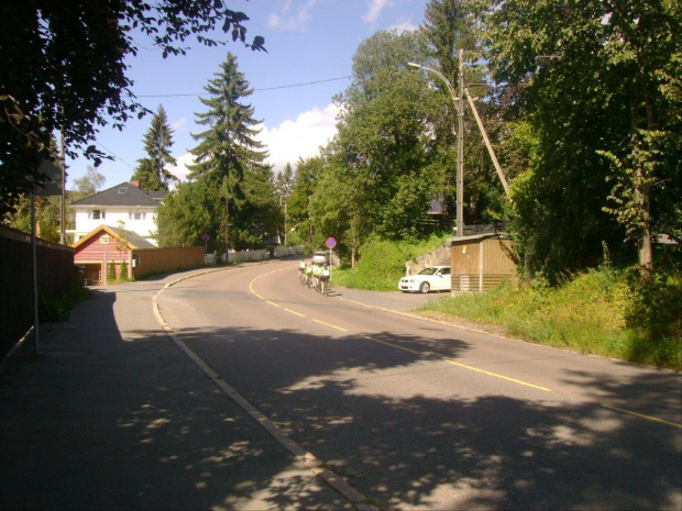 Dzieciaki na rowerach jadą w kierunku skoczni