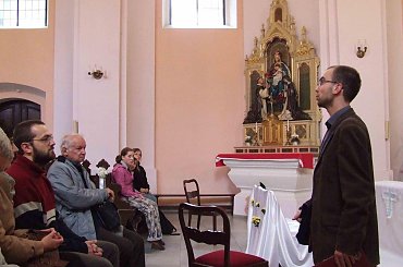 Uczestnicy spaceru historycznego wewnątrz starego kościoła w Kochłowicach (styl barokowy, wezwanie Matki Boskiej z Lourdes) #GeniusLoci #kochlowice #Kochlowitz #Kochłowice #MatkiBoskiejZLoudres #StaryKościół